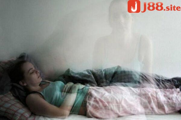 Nằm mơ thấy hồn người chết đang tấn công mình có điềm gì?